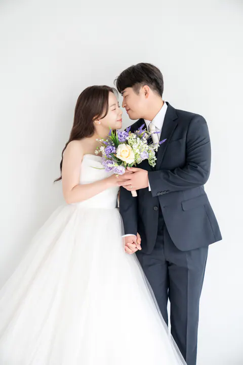 하얀 배경에서 보랏빛 부케를 든 임종훈과 김수현