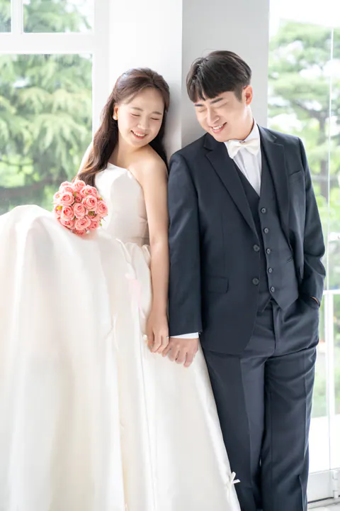 창가에서 손을 잡고 미소 짓는 임종훈과 김수현
