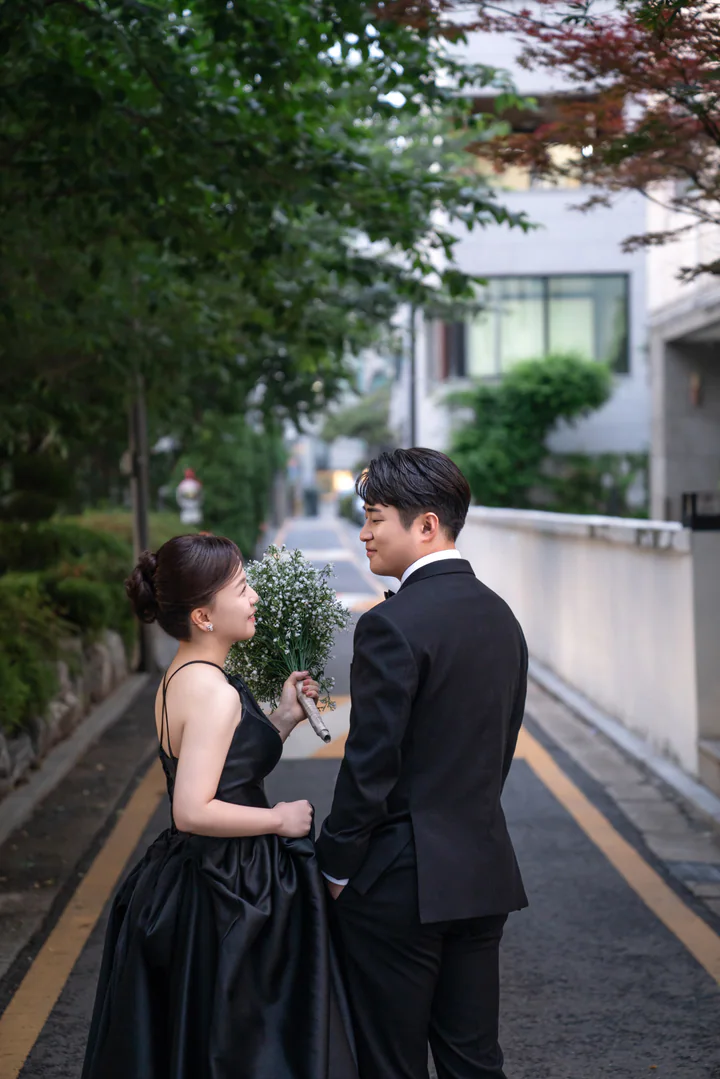 골목길에서 서로를 바라보는 임종훈과 김수현